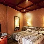 Lella Hotel 2*